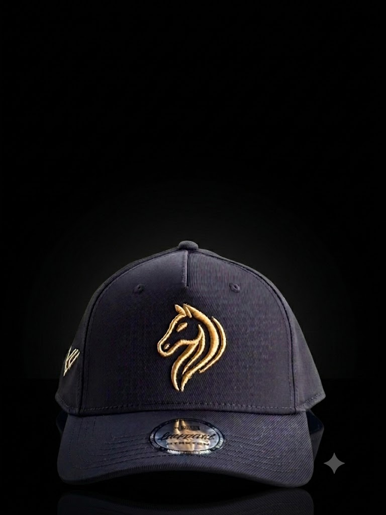 Gorra Negra Caballo Dorado detalle