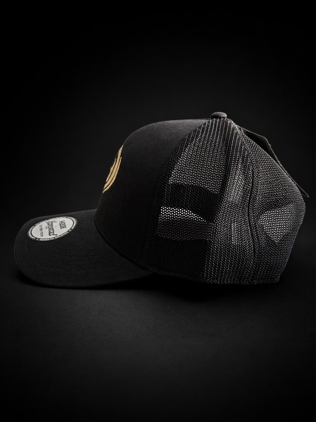 Gorra Negra Malla Dorado detalle